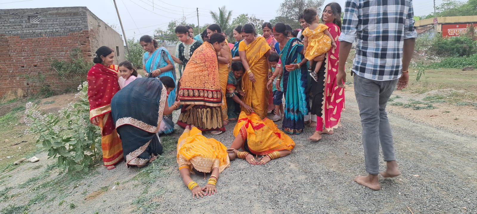 Potka: अस्त चलगामी सूर्य को अर्घ देकर भक्तों ने की लंबी आयु की कामना