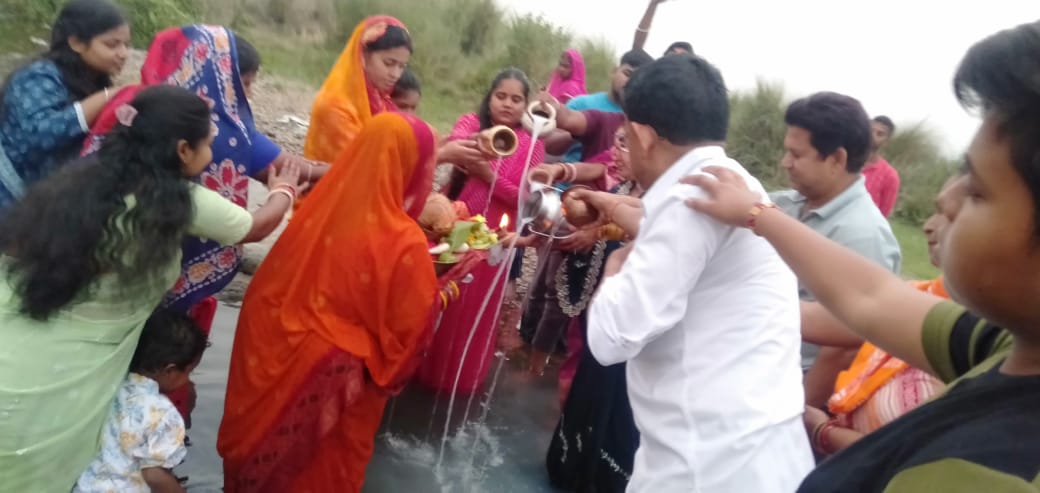 Saraikela: सरायकेला में सूर्य देव की उपासना, धूमधाम से मना आस्था और विश्वास का पर्व