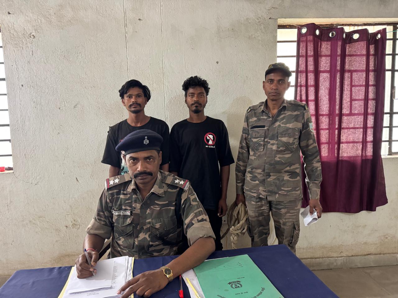 Chaibasa: चाईबासा में PLFI के दो उग्रवादी गिरफ्तार, हथियार और दस्तावेज बरामद