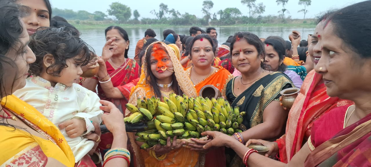 Chaiti Chhath 2025: उदयमान सूर्य को अर्ध्य देकर छठ व्रतियों का कठिन उपवास पूरा, आस्था के साथ हुआ समापन