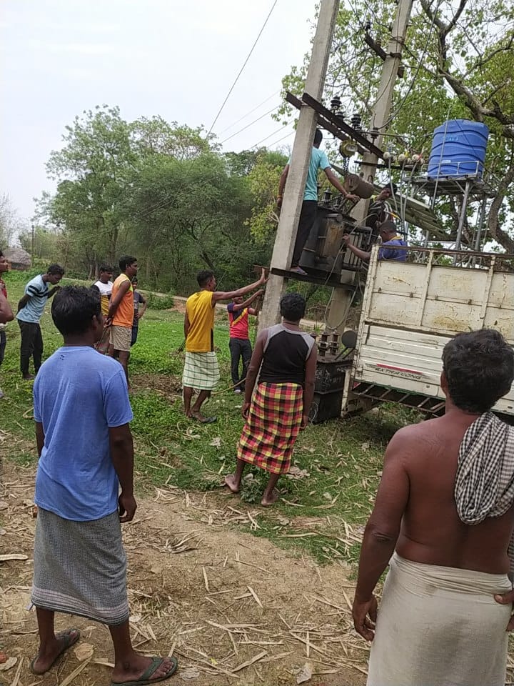 Baharagora: सांसद के पहल पर लगा नया ट्रांसफार्मर, ग्रामीणों ने जताया आभार
