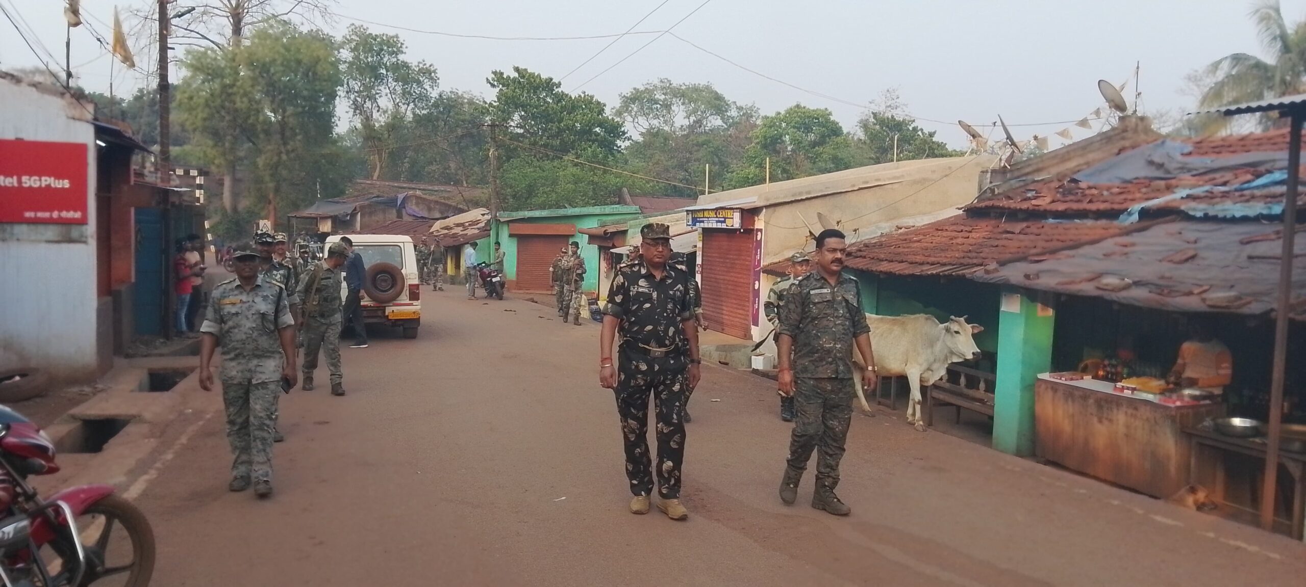 West Singhbhum: पर्व से पहले फुल एक्शन में गुवा पुलिस, फ्लैग मार्च से दिखाया सख्त रुख