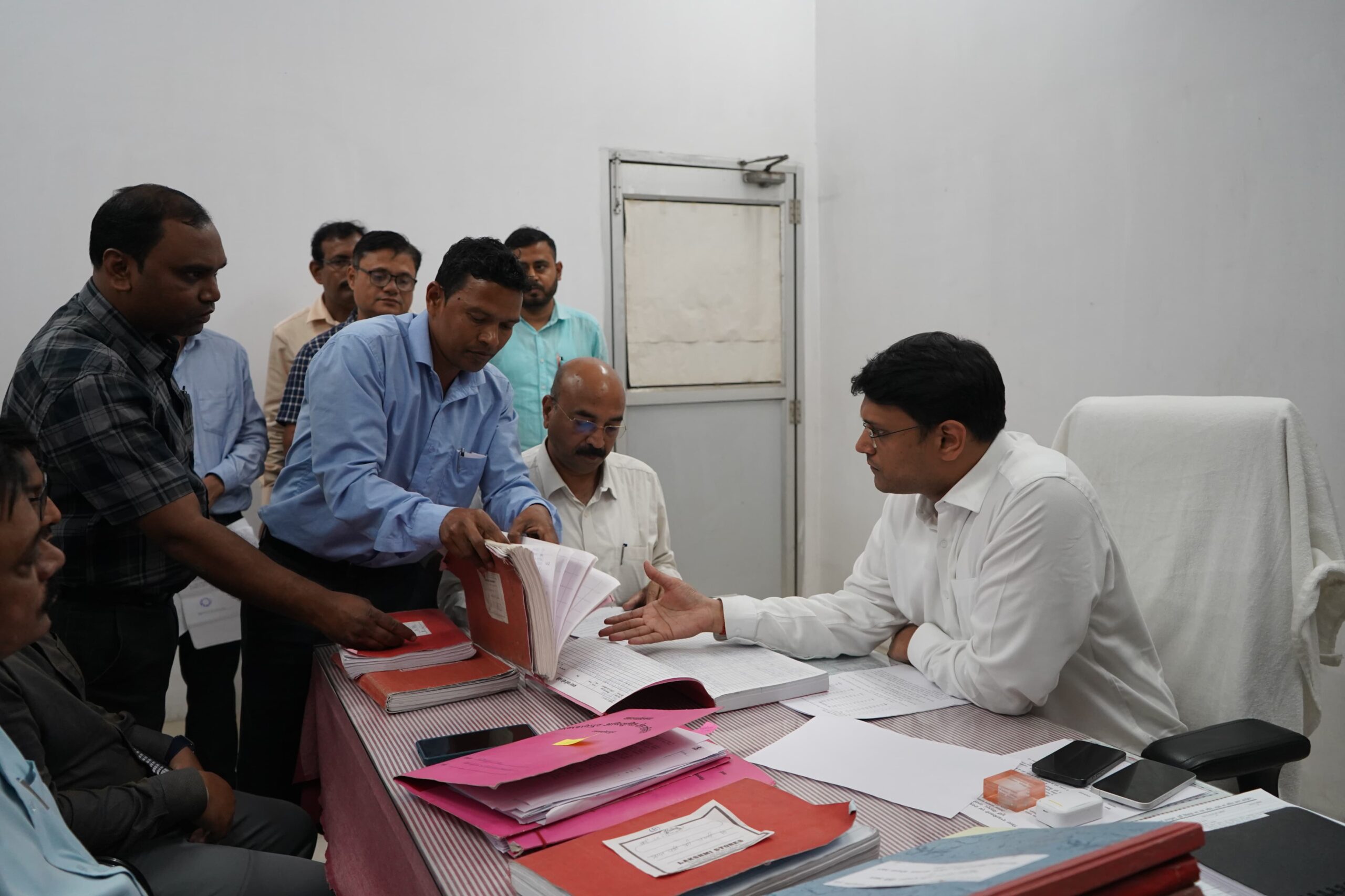 Jamshedpur: समाहरणालय में दस्तावेजों की सघन समीक्षा, बायोमीट्रिक उपस्थिति अनिवार्य