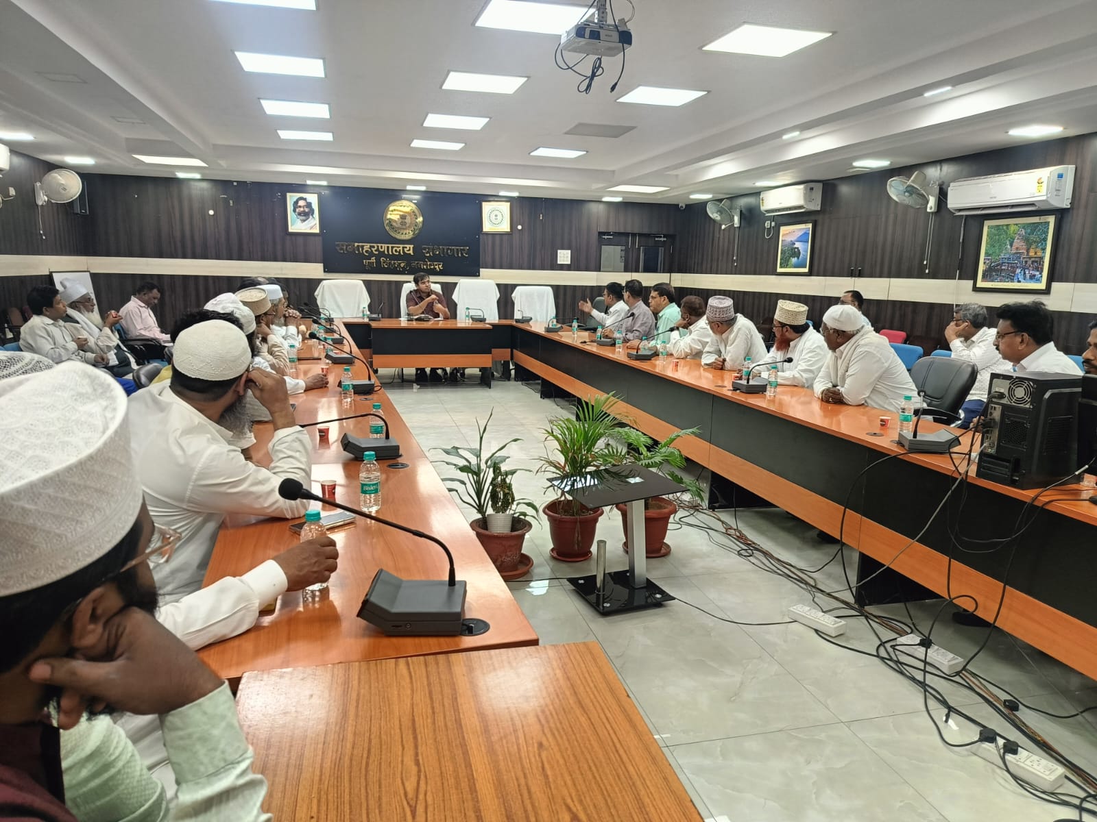 Jamshedpur: मस्जिद प्रतिनिधियों के साथ समाहरणालय में संवाद, पेश-ए-इमामों ने दिया आश्वासन