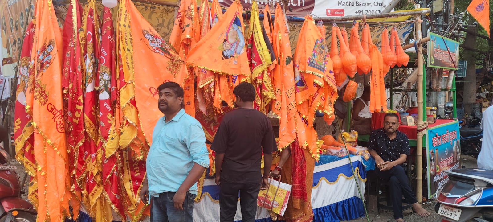 Chaibasa: रामनवमी को लेकर के बाजारों में चहल-पहल तेज, डिजिटल झंडों की बढ़ी मांग