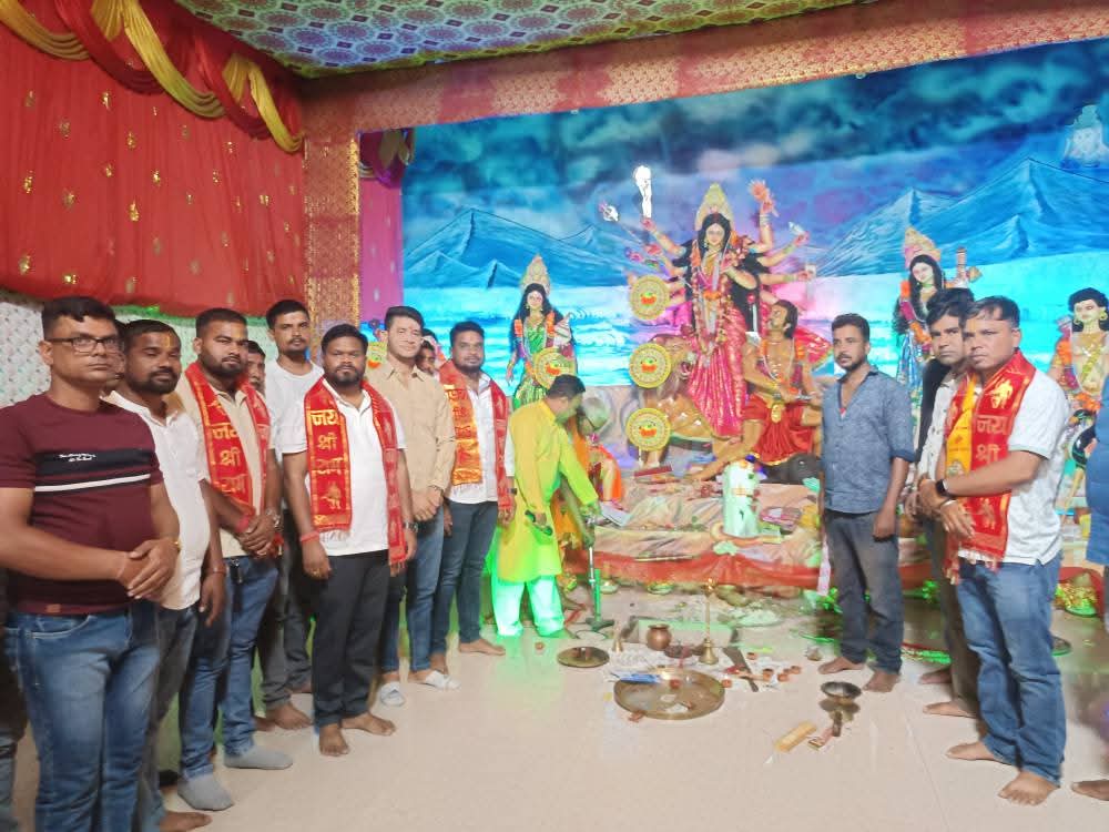 Potka: बबलू सोरेन ने किया बसंती दुर्गा पूजा पंडाल का उद्घाटन, भक्ति के रंग में रंगा पोटका