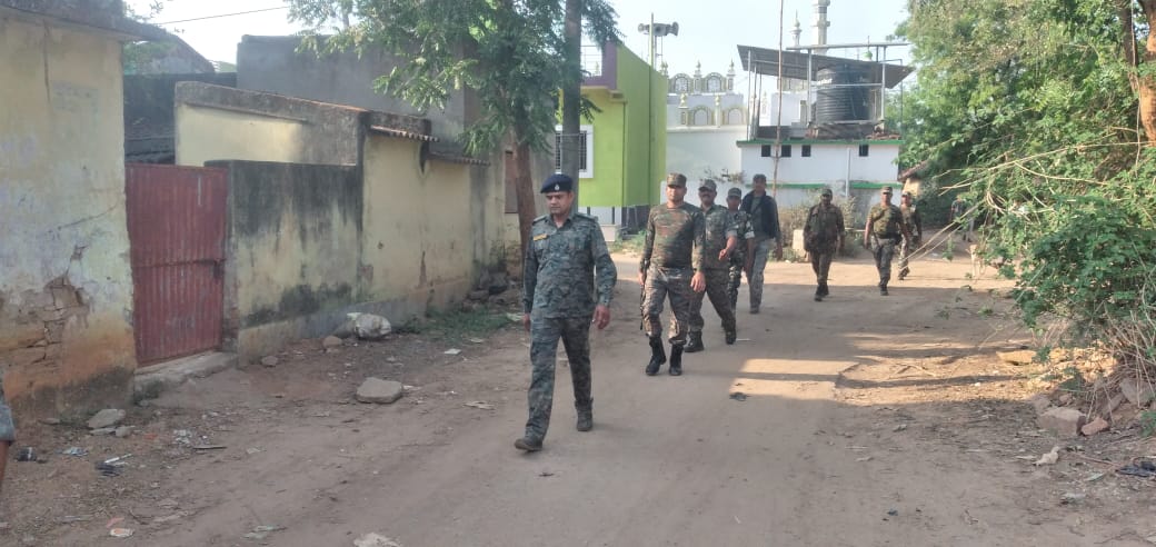 Saraikela: रामनवमी को शांतिपूर्ण ढंग से मनाने के लिए गांवों में निकाला गया फ्लैग मार्च