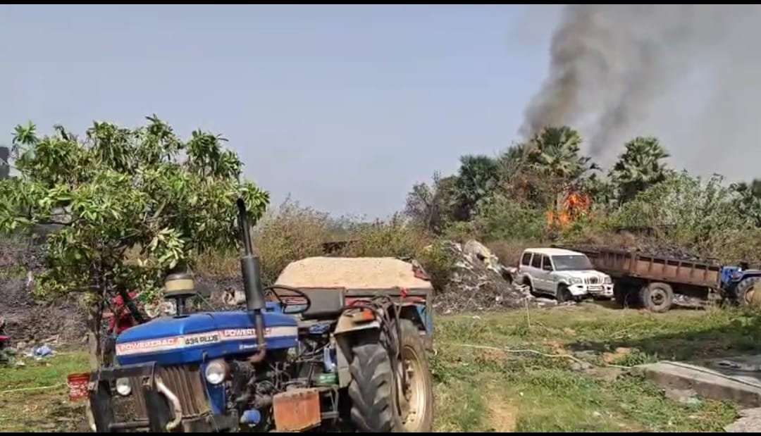 Dhanbad: जंगल की आग ने मचाई सनसनी, कालूबथान ओपी तक पहुंची लपटें