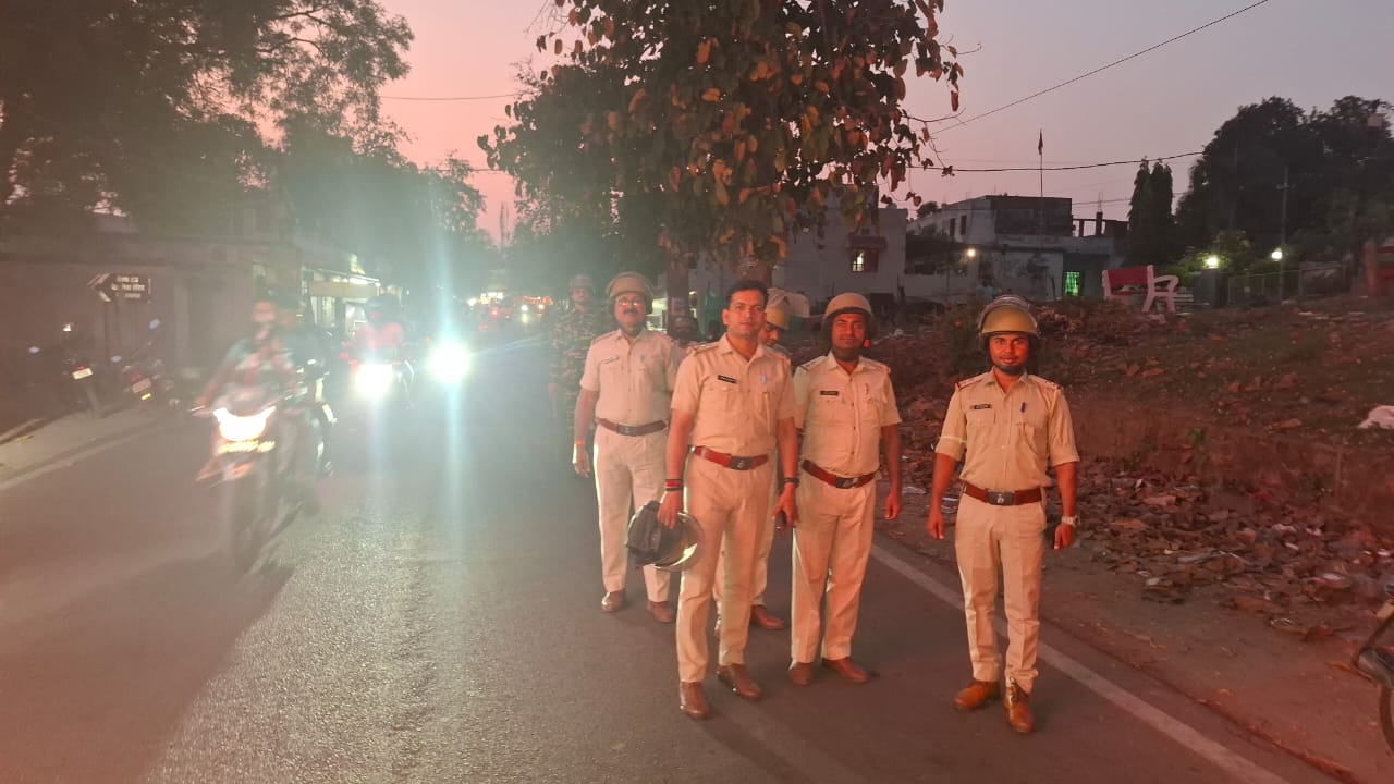 Jamshedpur : रामनवमी को लेकर पुलिस अलर्ट मोड में, किया फ्लैग मार्च