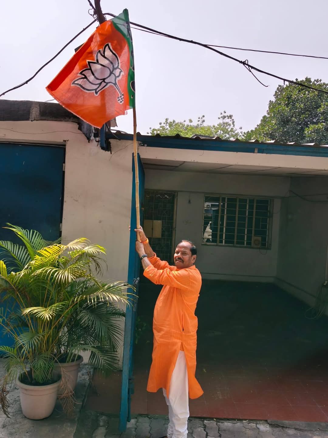 Jamshedpur: भाजपा के 46 वर्ष पूरे, पार्टी के दो वरिष्ठ नेताओं ने फहराया एकता का संदेश