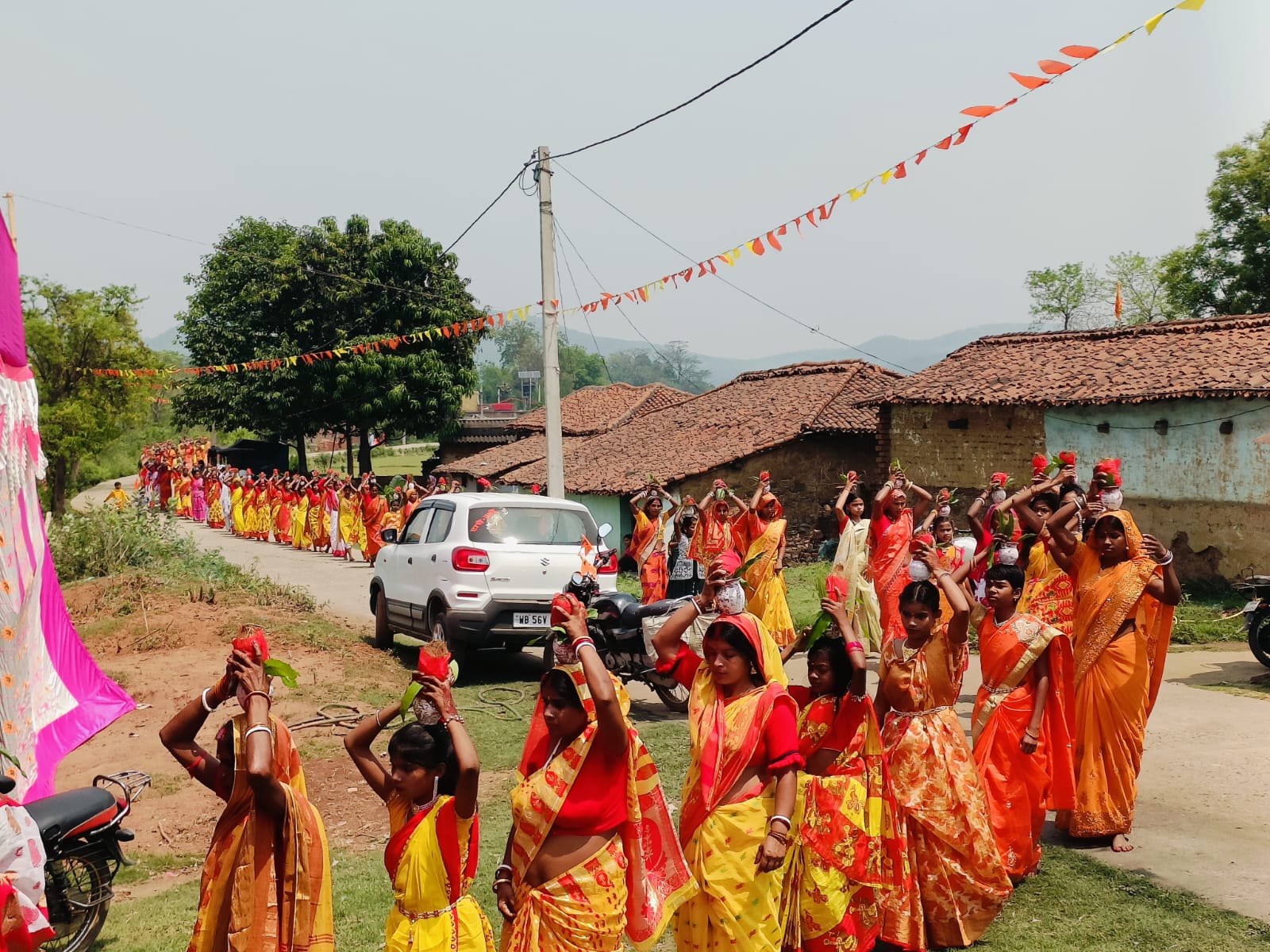 Chandil: 101 कन्याओं की कलश यात्रा से जागा भक्ति का नवप्रभात, श्रीराम के जयकार से बामनी नदी का घाट बना तीर्थ