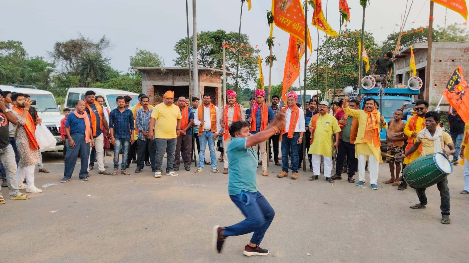 Bahragora: गांव-गांव में निकला भक्ति से ओतप्रोत झंडा जुलूस, युवाओं की कलाओं और जयकारों से गूंज उठा बहरागोड़ा