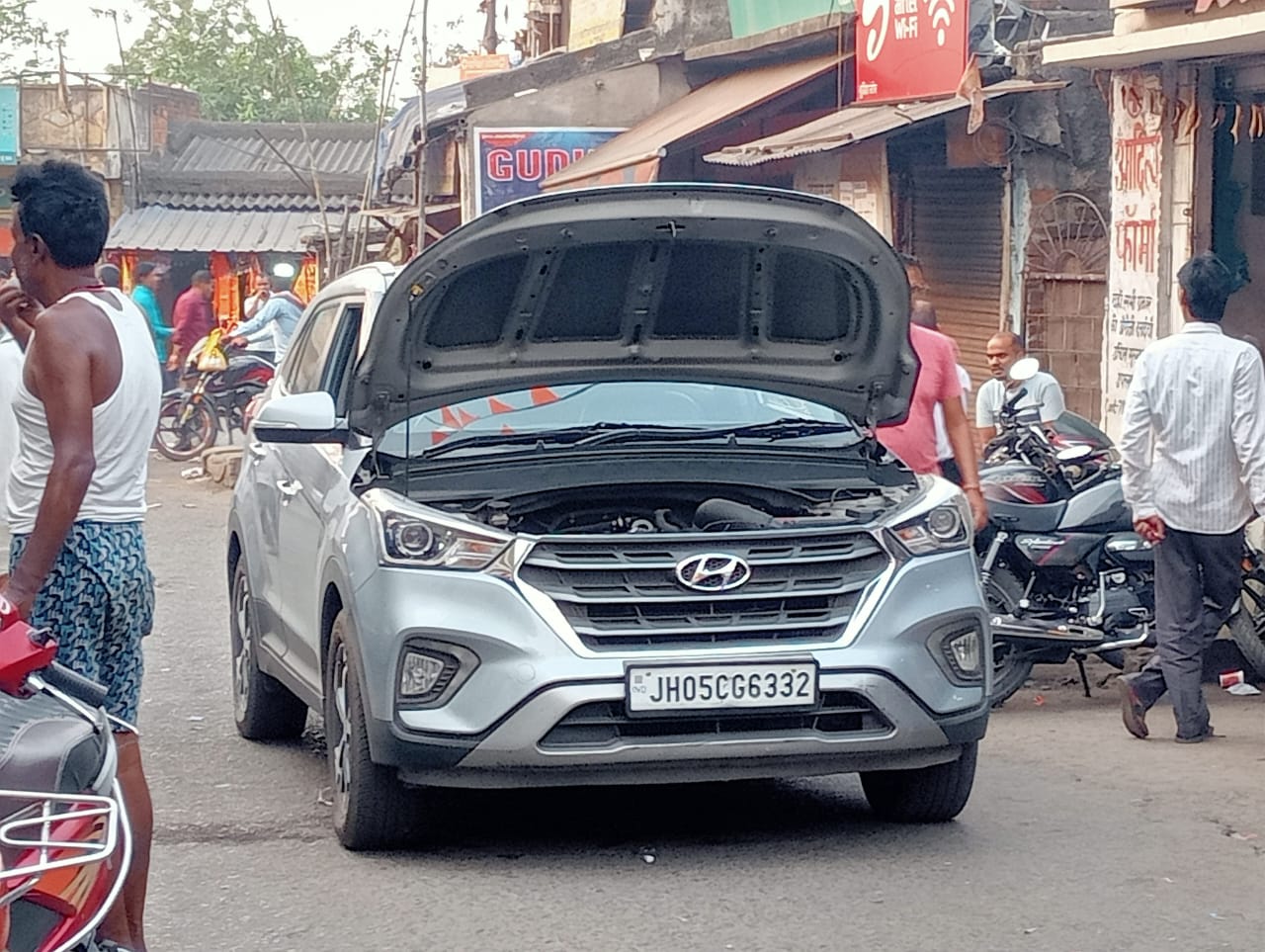 Saraikela: वाहन में अचानक लगी आग, कुछ दिन पहले ही हुई थी सर्विसिंग