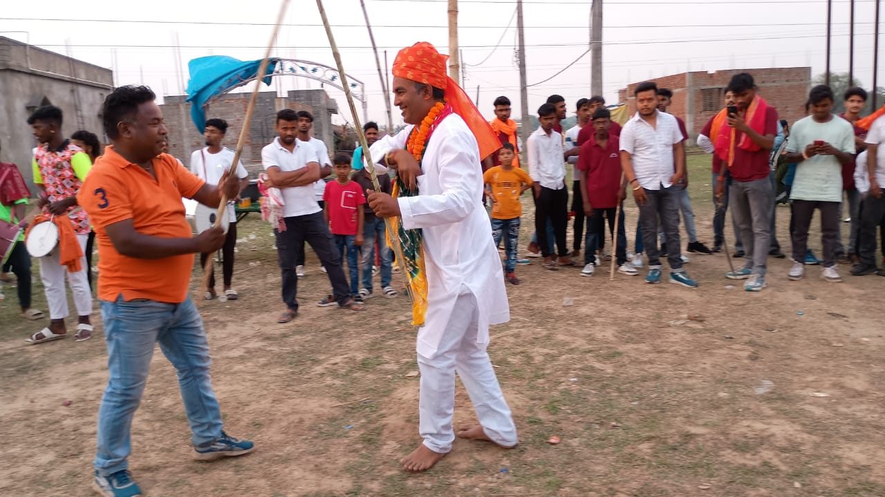 Jadugora: धर्मडीह में रामनवमी पर पहली बार निकला झंडा जुलूस, बुजुर्गों को पगड़ी पहनाकर मिला सम्मान