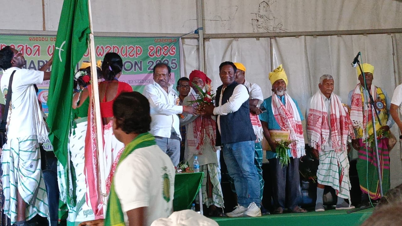 Potka: ओल चिकी शताब्दी वर्ष का ऐतिहासिक आयोजन, कान्हु मुर्मू सहित कई को शिक्षा मंत्री ने किया सम्मानित