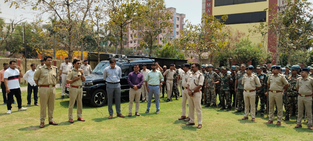 Jamshedpur: रामनवमी जुलूस से पहले मानगो की सड़कों पर उतरा प्रशासन, सुरक्षा इंतज़ामों का लिया जायजा