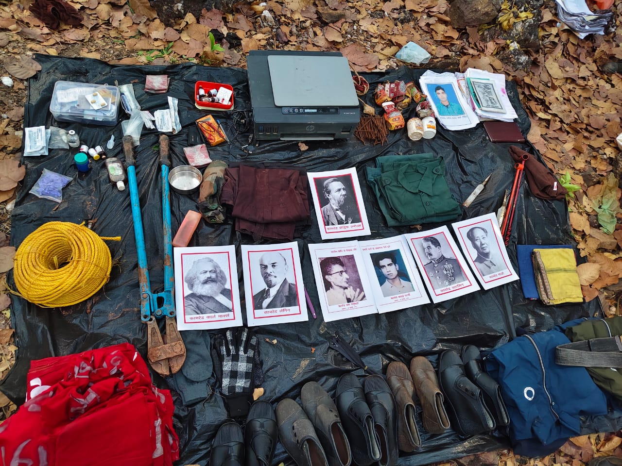 Chaibasa: सुरक्षाबलों की बड़ी कार्रवाई, IED बम और बंकर बरामद