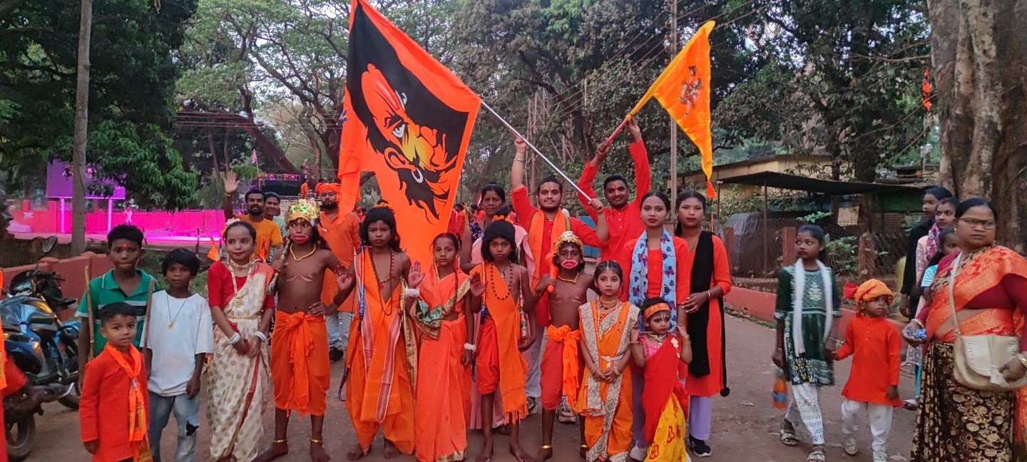 West Singhbhum: राम दरबार के रूप में बच्चों की झांकी बनी आकर्षण का केंद्र, 2000 रामसेवकों के साथ निकली यात्रा