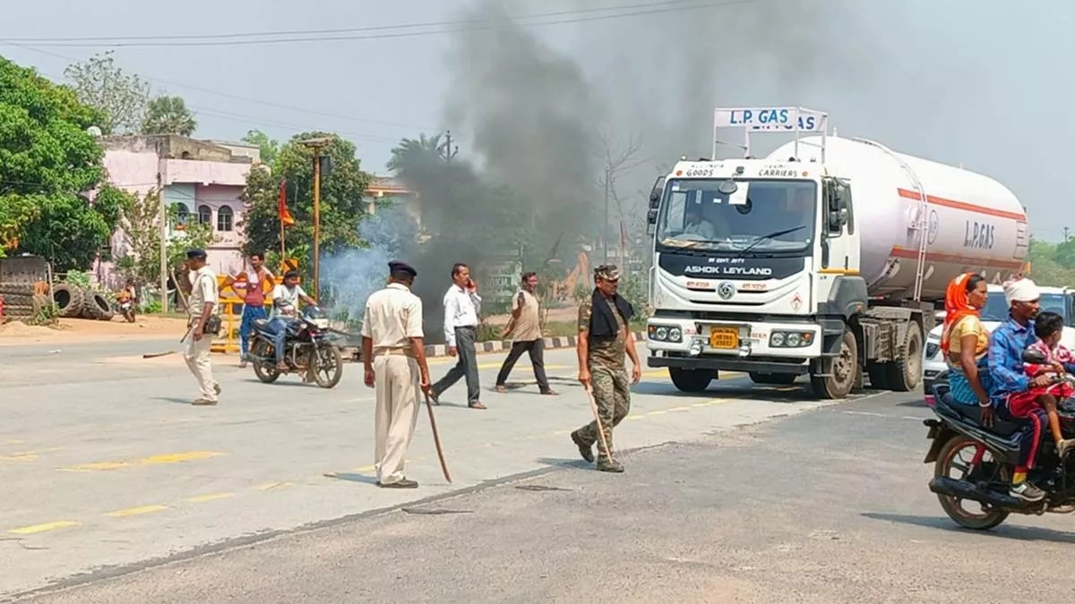 Jamshedpur : मांस विवाद में फिर सुलगा जमशेदपुर, आक्रोशित लोगों ने एनएच 18 को किया जाम