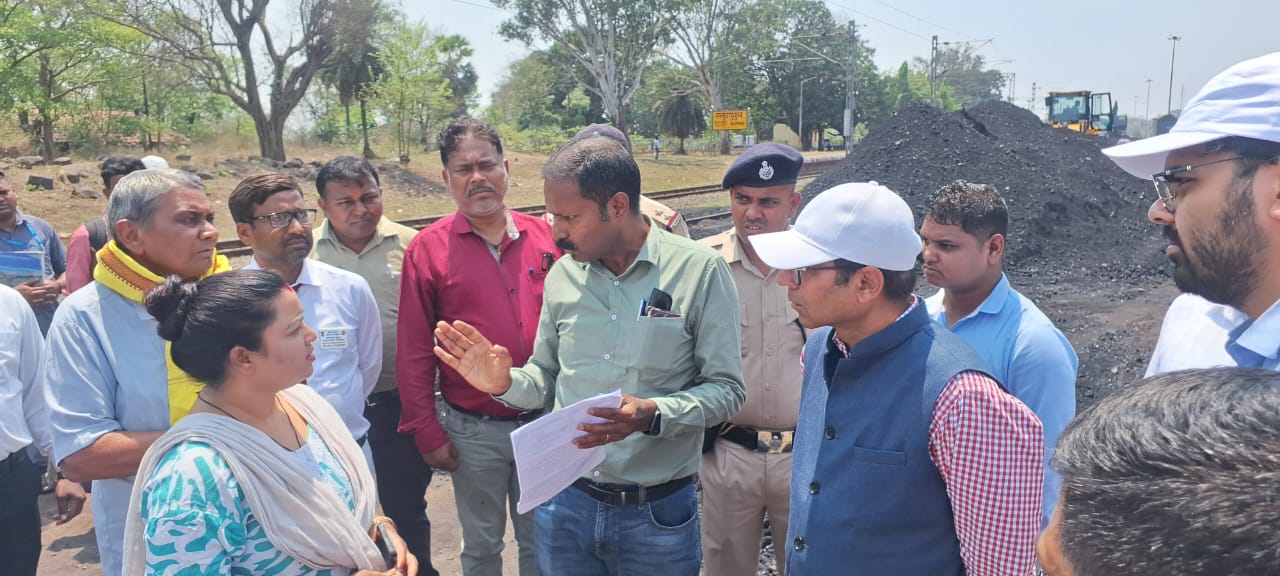 Potka: घटिया सड़क और जलजमाव से परेशान ग्रामीण, DRM से मांगा जवाब