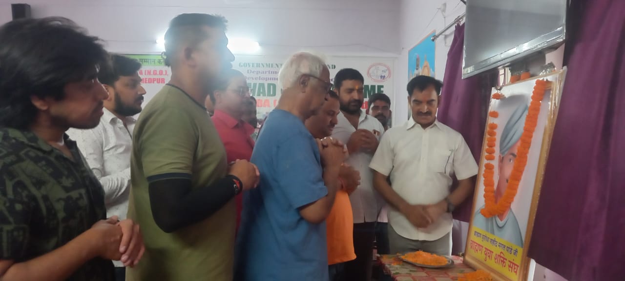 Jamshespur : ब्राह्मण युवा शक्ति संघ ने शहीद मंगल पांडेय की पुण्य तिथि पर वृद्धा आश्रम में फल का किया वितरण