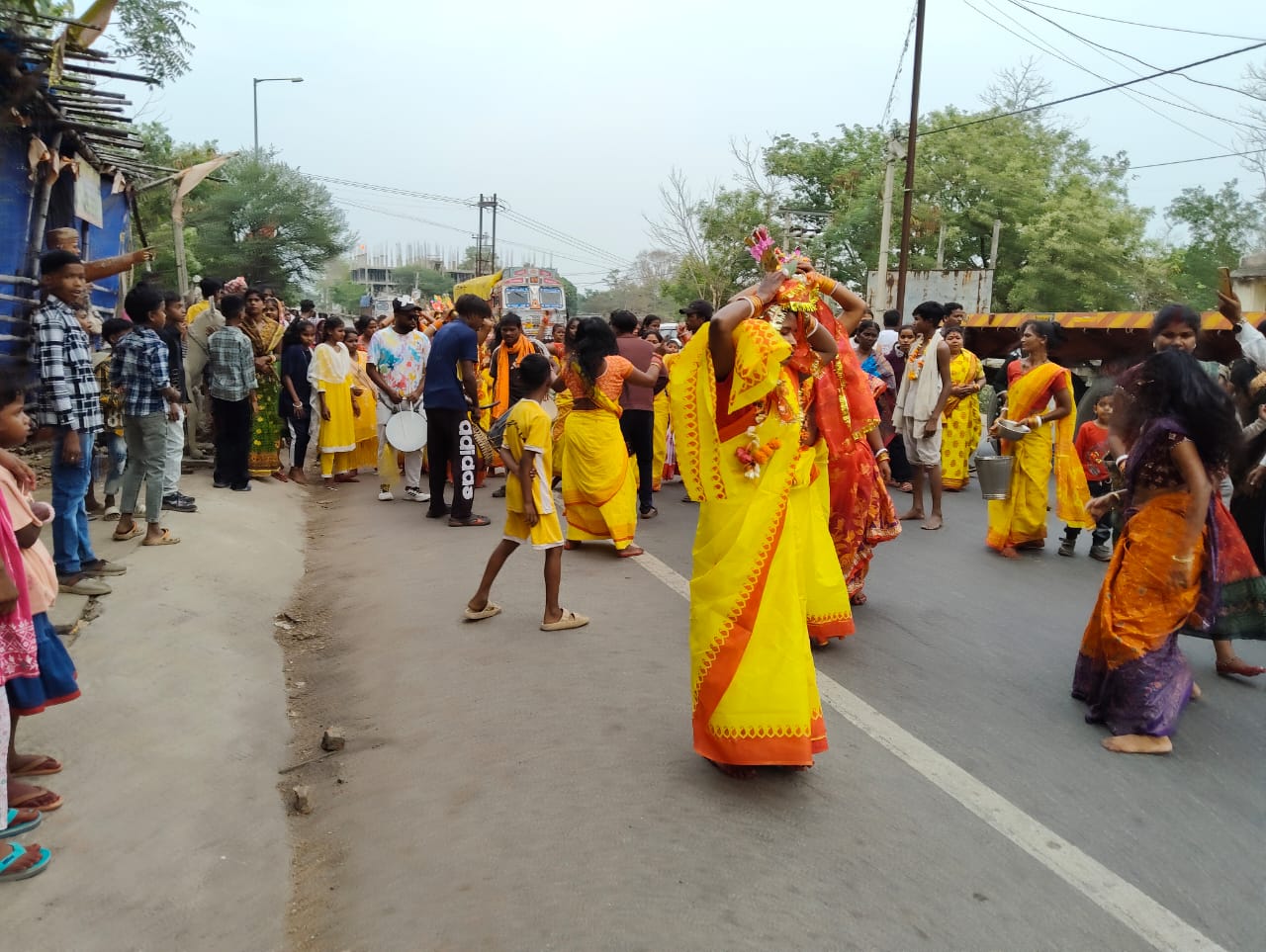 Saraikela: जंगल के फूल, बलि और भक्ति से सजी मां मंगला की पूजा, श्रद्धालुओं ने मांगी समृद्धि की कामना