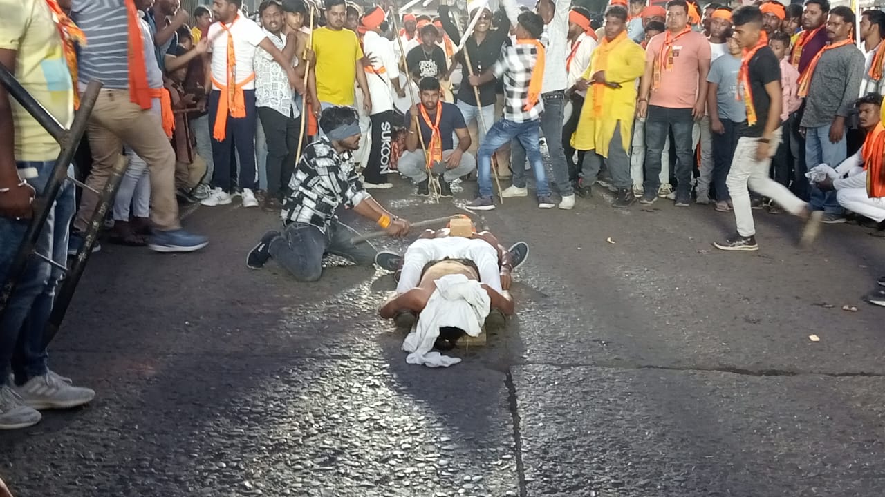 Chandil: रामनवमी पर चांडिल में निकला पारंपरिक अखाड़ा जुलूस, लाठी खेल और झांकियों ने मोहा मन