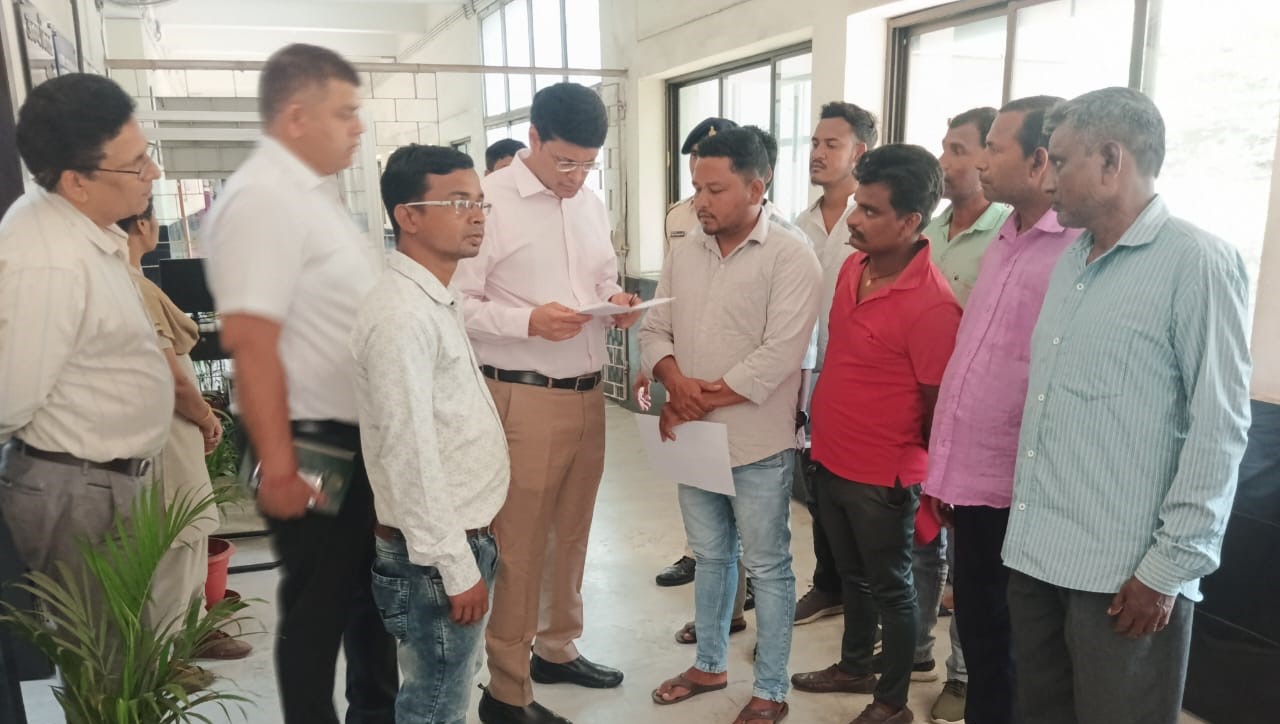 Potka : स्वाति उद्योग के भूमि दाताओं ने जमीन वापस करने की मांग की, डीसी को सौंपा मांग पत्र