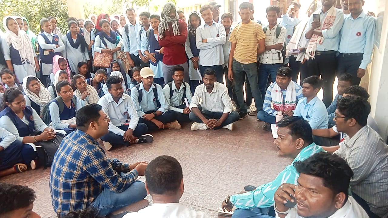 Kolhan University: सौ से अधिक विद्यार्थियों के अंकों में गड़बड़ी, छात्रों ने किया परीक्षा नियंत्रक का घेराव