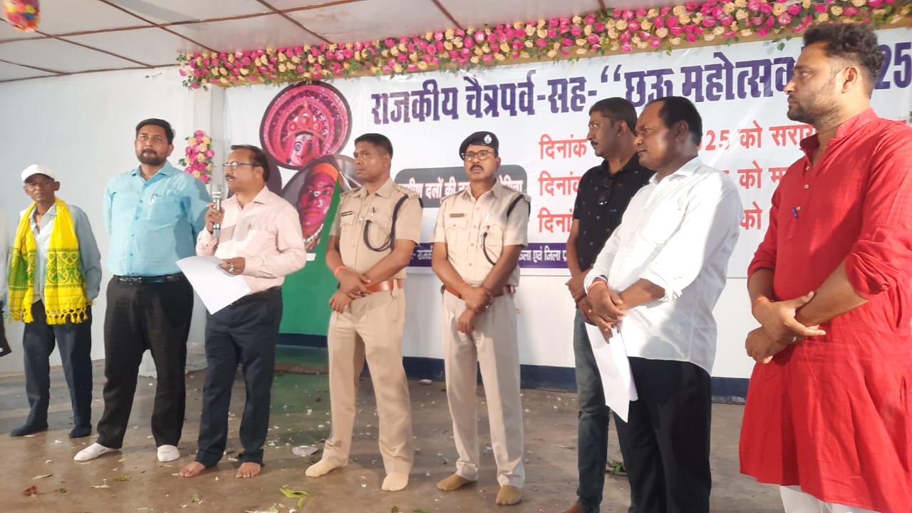 Saraikela Chhau Mahotsav 2025: छऊ की छटा से सराबोर हुआ सरायकेला, चार दलों ने दिखाई अपनी प्रतिभा