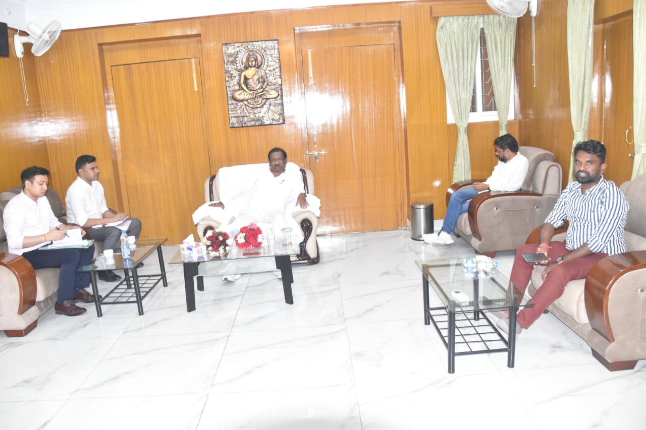 Jamshedpur: एकलव्य विद्यालयों में अब जिले के बच्चों को मिलेगा दाखिला, शिक्षा मंत्री ने बैठक में दिए निर्देश