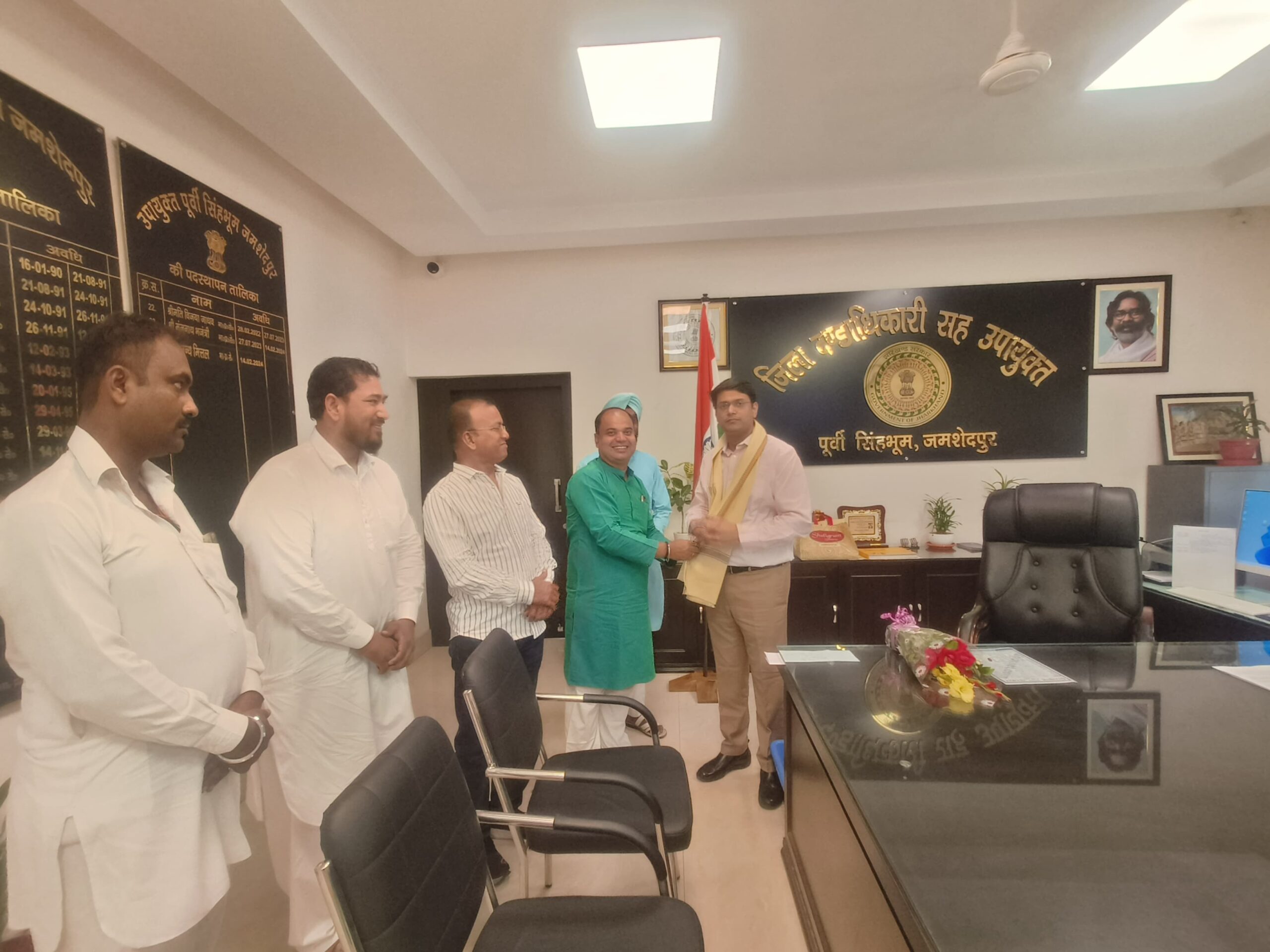 Jamshedpur: धार्मिक आयोजनों की सफलता के लिए DC हुए सम्मानित