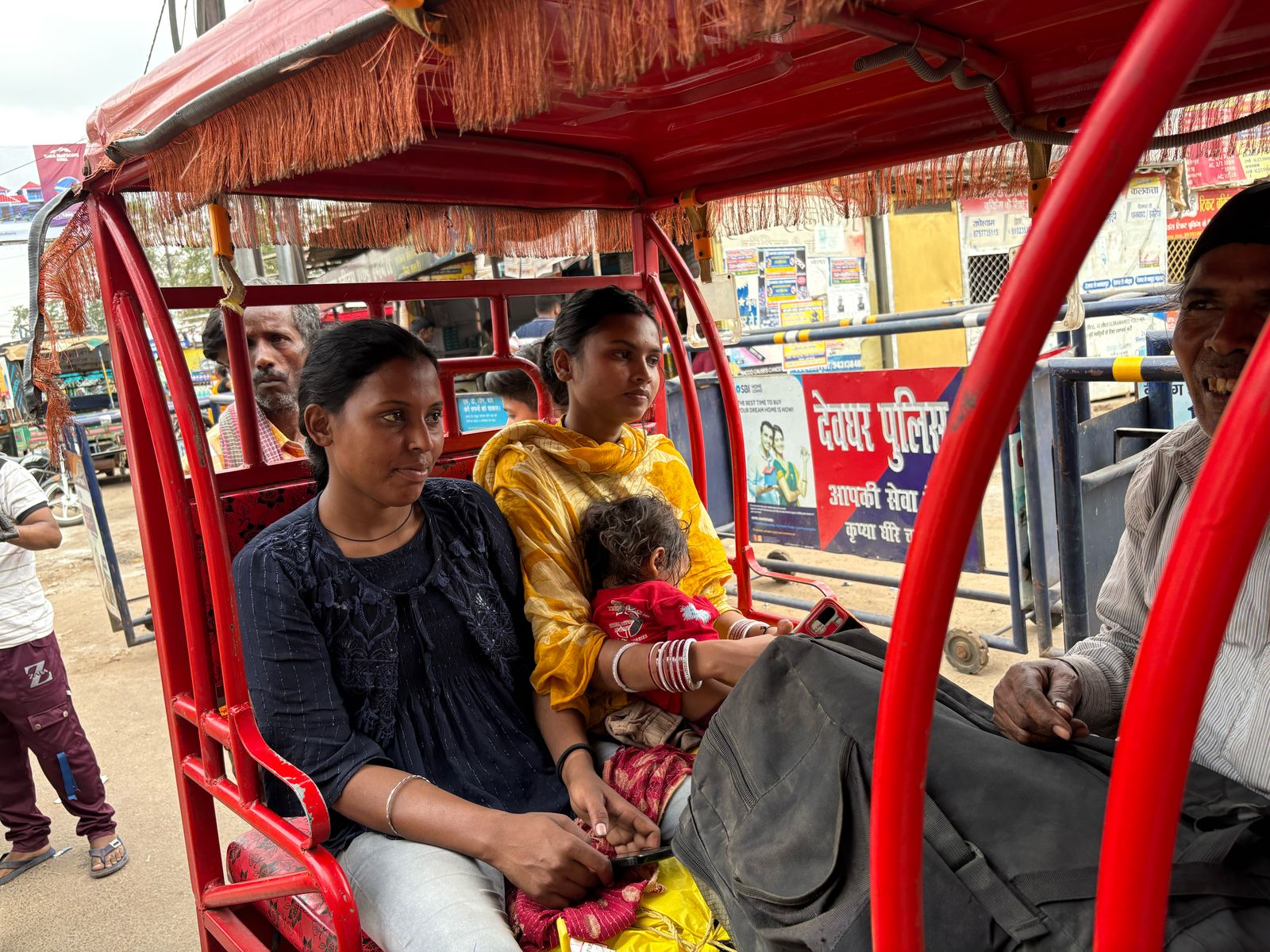 Deoghar : देवघर में बसों की अनिश्चितकालीन हड़ताल, यात्रियों की बढ़ी परेशानी