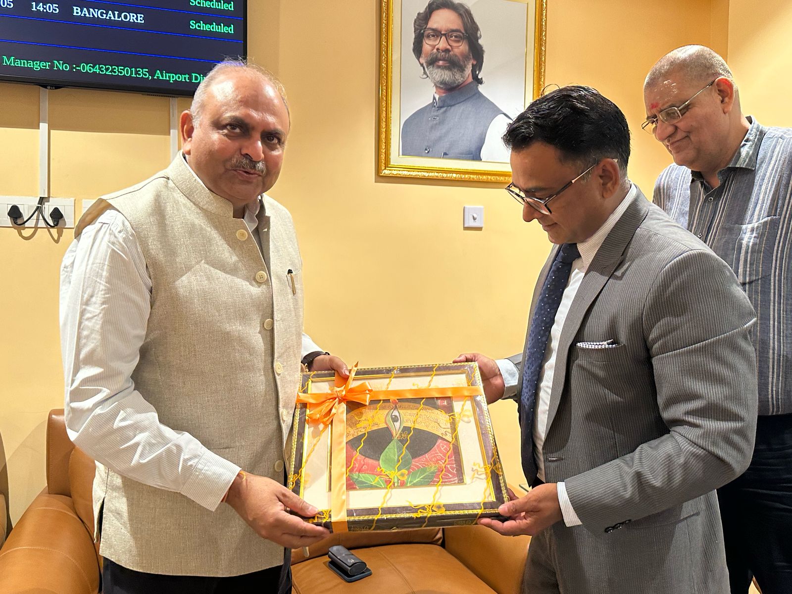 Deoghar : सेंट्रल बोर्ड ऑफ डायरेक्ट टैक्स के चेयरमैन ने बाबा बैद्यनाथ की पूजा-अर्चना की