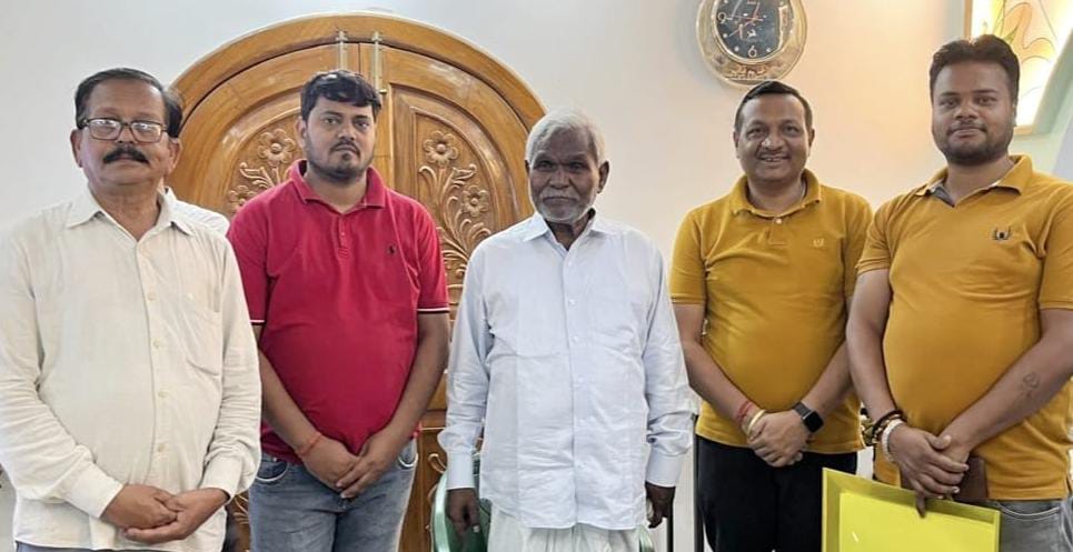 Adityapur : विधायक चंपई सोरेन से क्षेत्र में व्याप्त पानी की समस्या दूर करने की मांग की गई