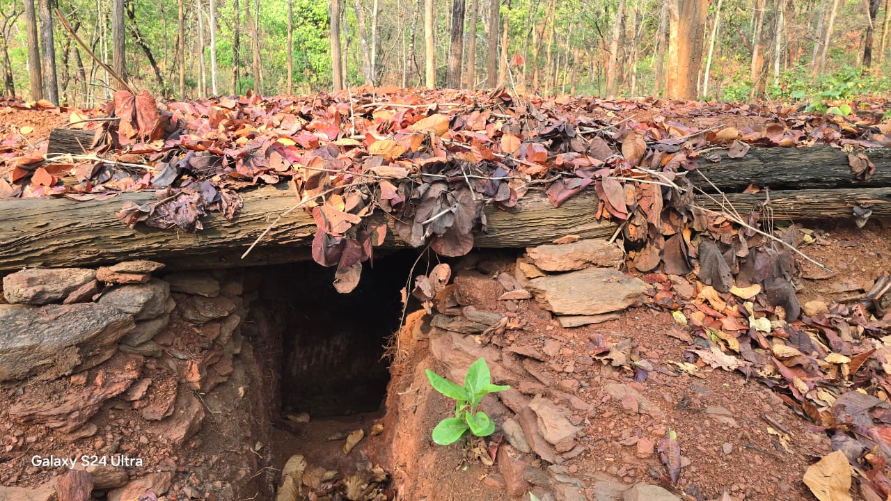 Chaibasa: चाईबासा पुलिस और सुरक्षा बलों ने ध्वस्त किए पांच नक्सली बंकर