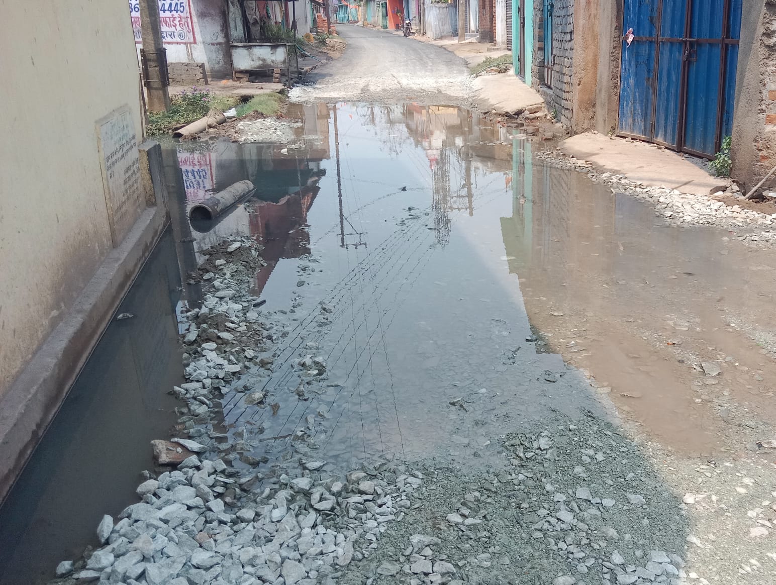 Gamharia : बड़ा गम्हरिया में दबंगों ने सड़क निर्माण कार्य रोका, जलजमाव से हो रही परेशानी