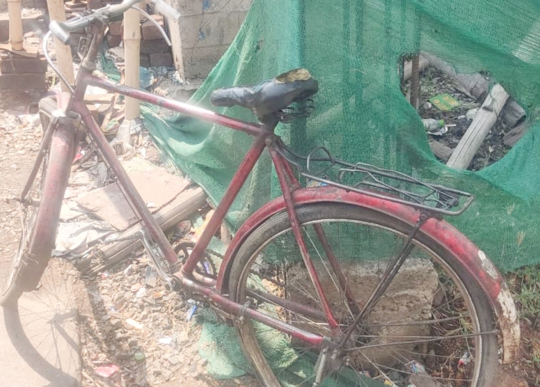 Gamhari : अनियंत्रित कार ने साइकिल व बाइक को मारी टक्कर, दीवार क्षतिग्रस्त