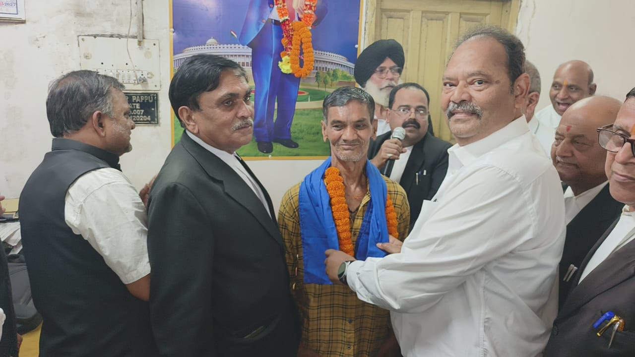 Jamshedpur : जिला व्यवहार न्यायालय में डॉक्टर भीमराव अंबेडकर के चित्र का किया गया अनावरण