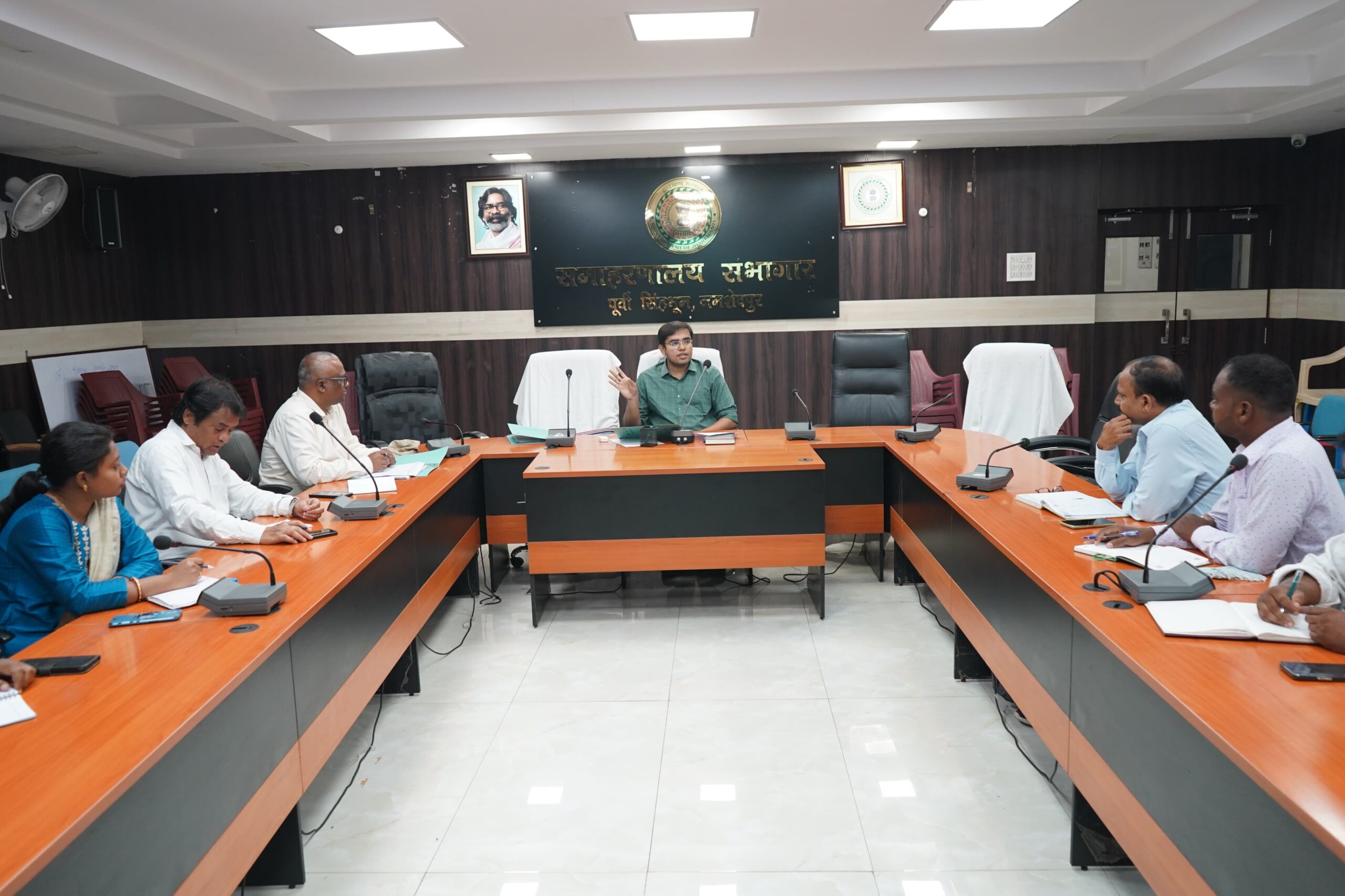 Jamshedpur : उप विकास आयुक्त की अध्यक्षता में हुई जेएसएलपीएस की समीक्षा बैठक, महिलाओं को स्वावलंबी बनाने पर बल