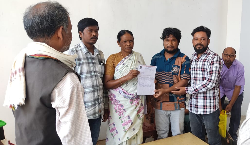 Gamharia : डीप बोरिंग निर्माण कराने की मांग को लेकर सांसद को ज्ञापन