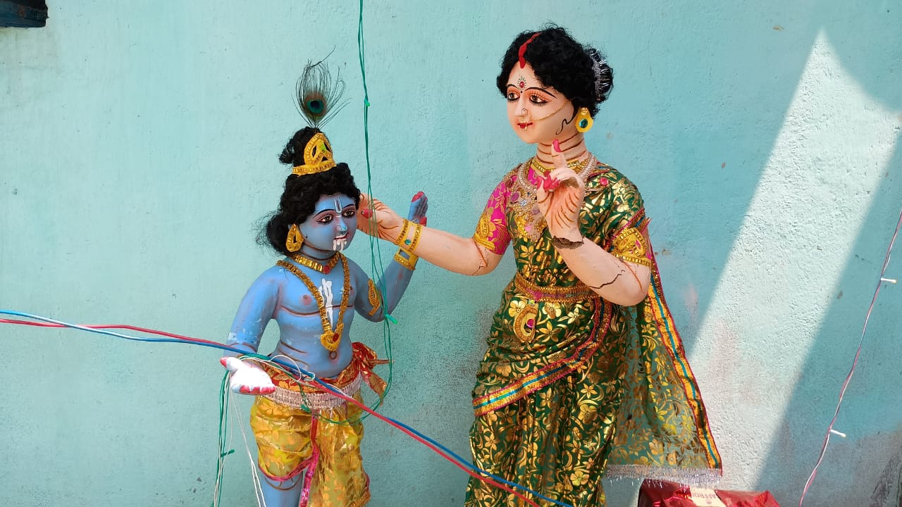 Jadugora: संकीर्तन में उमड़ा श्रद्धालुओं का सैलाब, चैतन्य महाप्रभु और श्रीकृष्ण की झांकियां बनीं आकर्षण का केंद्र