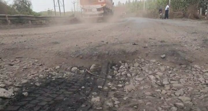 Saraikela: सरायकेला-खरसांवा जिले को जोड़ने वाले मुख्य राज्य मार्ग की हालत बदहाल, पुल में दरारें