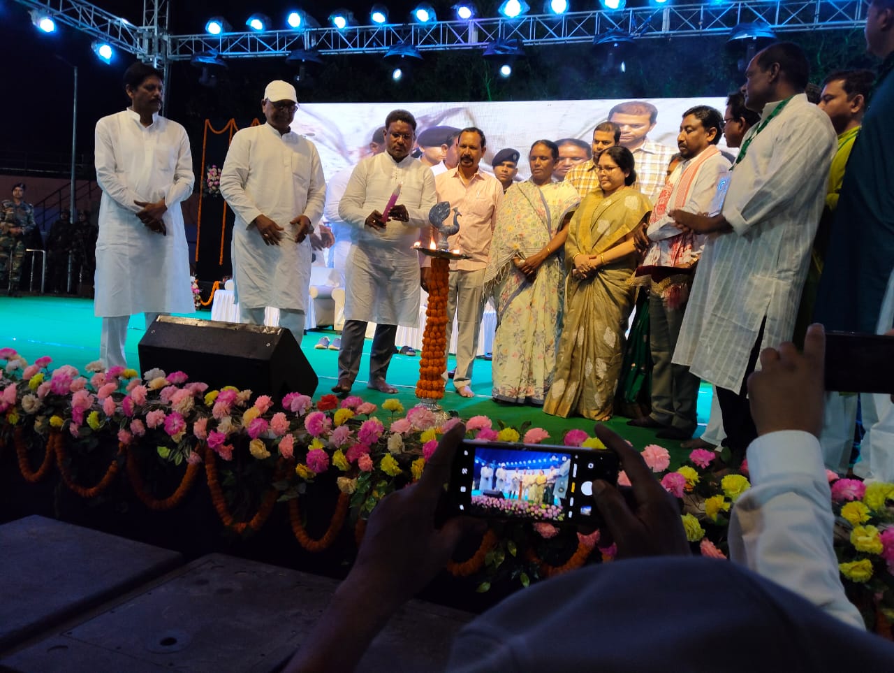 Saraikela : तीन दिवसीय छऊ महोत्सव का हुआ रंगारंग उद्घाटन, सांसद सहित कई विधायक हुए शामिल