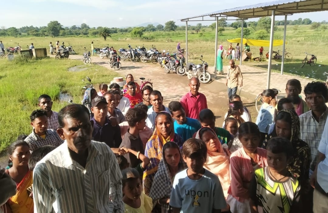 Potka: आधार केंद्रों के बंद होने से जनता बेहाल, जरूरी योजनाएं ठप – बैंकिंग कार्य भी प्रभावित