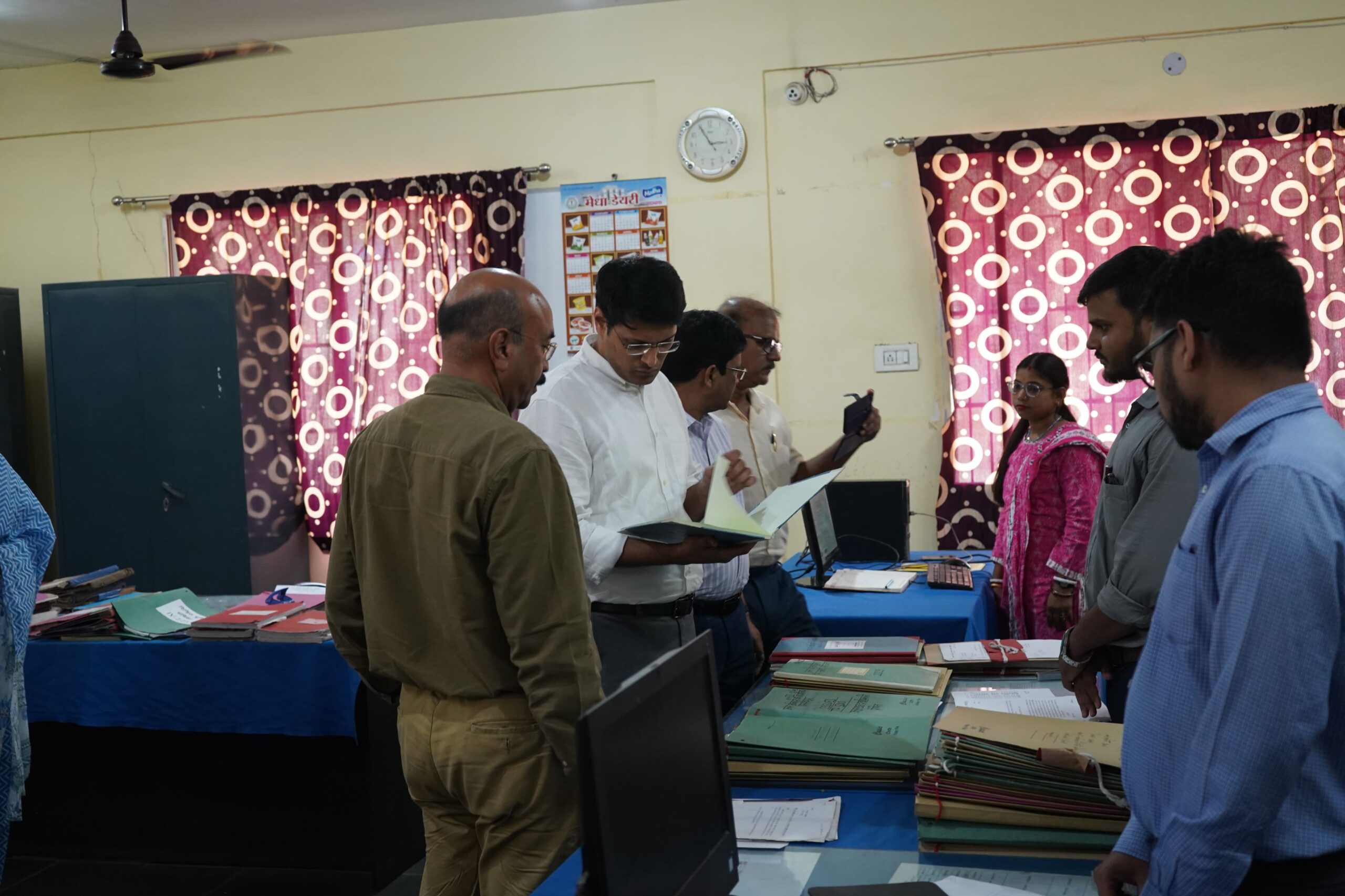 Jamshedpur:  DC ने किया अंचल कार्यालय का निरीक्षण, सरकारी कार्यों की पारदर्शिता पर जोर