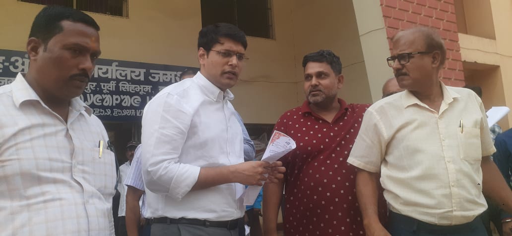 Jamshedpur: मां तुझे सलाम संस्था ने DC से की खासमहल प्राथमिक विद्यालय को गोद लेने की मांग