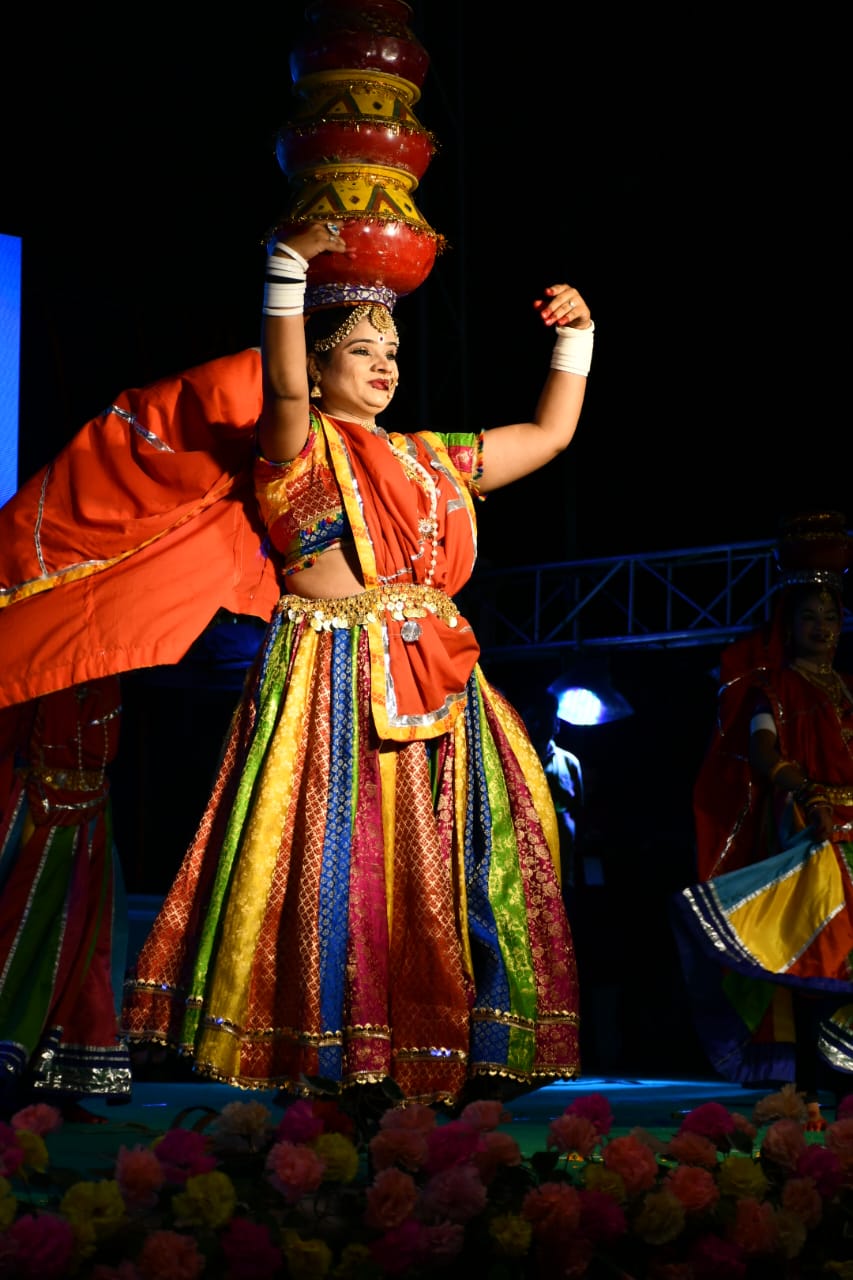 Saraikela: चैत्र पर्व के रंग में रंगा सरायकेला, सांस्कृतिक रंगों की बौछार से दर्शक हुए अभिभूत