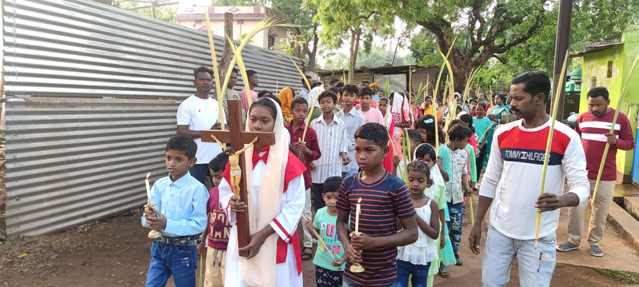 Gua : गुवा के आरसी चर्च में कलिसिया समाज के लोगों ने मनाया खजूर पर्व