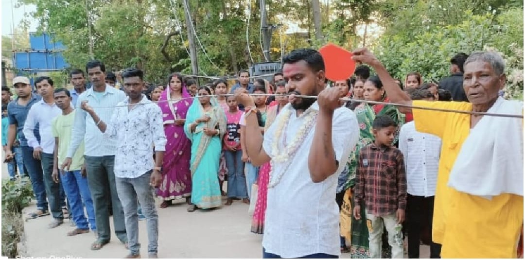 Bahragora: गाजन पर्व में शिवभक्तों ने दिखाई अगाध श्रद्धा – जीभ में कीलें घोंप कर किया महादेव का स्मरण